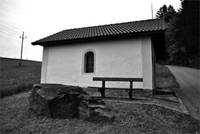 Die Steinerne Kapelle mit dem christianisierten Kultstein.