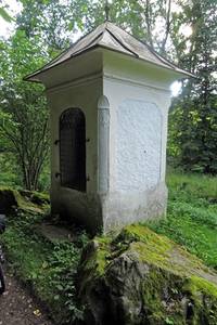 Die Etzenbühringer-Kapelle zwischen den zwei Steinen