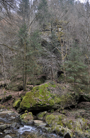 Die hoch aufgerichtete Wollsack-Formation der Gaißkirche